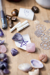 Pentagramm mit Edelsteinen