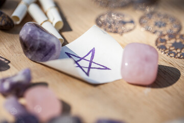 Pentagramm mit Rosenquarz und Amethist