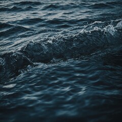 Obraz premium Gentle waves lapping against a rocky shore with a dramatic sunset sky