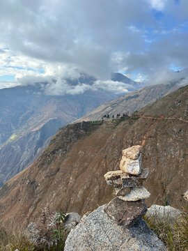 apachetas de piedras camino a choquequirao