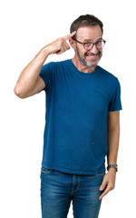 Fototapeta premium Handsome middle age hoary senior man wearin glasses over isolated background Smiling pointing to head with one finger, great idea or thought, good memory