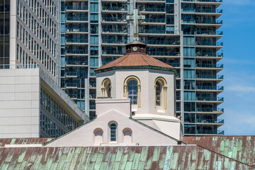 La cruz y el campanario