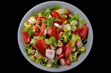 Salat mir Tomaten, Radieschen, Paprika und Zwiebel