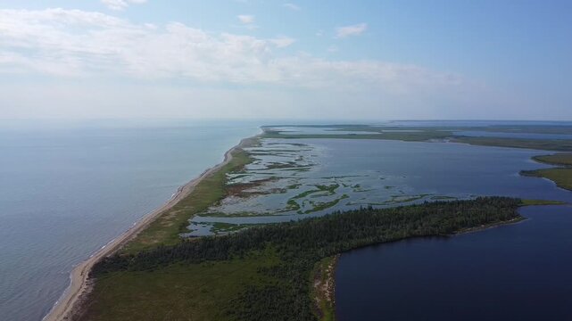 L'Ile Miscou. Vue aerienne 500m d'altitude. MacGregors Mal Bay & Windsors Mal Bay. Vue de drone sur les baies d'eaux sal&eacute;es  & paysages cotiers longeant le Golfe St-Laurent sous un ciel bleu ennuag&eacute;s.