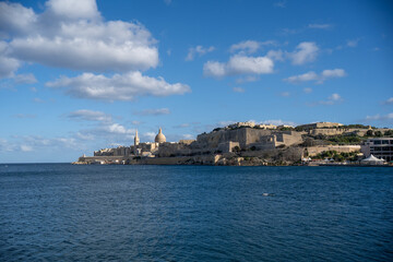 マルタ共和国の歴史的建造物と海