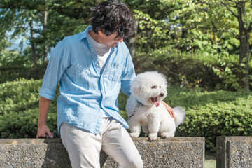 犬の散歩をする愛犬家の中高年男性・ドッグセラピー
