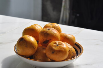 pile of oranges on a plate