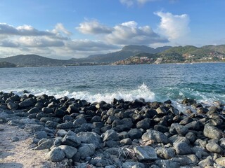 Vista del mar en una playa rocosa