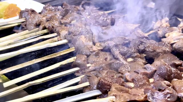 Video 4k vista detalle de anticuchos peruanos