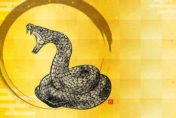 Naklejka premium 2025年巳年和風年賀状、水墨画風のとぐろを巻いて威嚇する蛇と金箔の背景