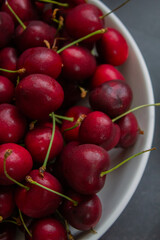 Les cerises rouges sucrées et délicieuses