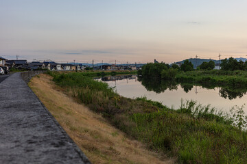 Fototapeta premium 日本の岡山県岡山市の夏の早朝の美しい町の風景