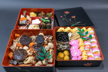 盛り付けされた三段重のお節料理