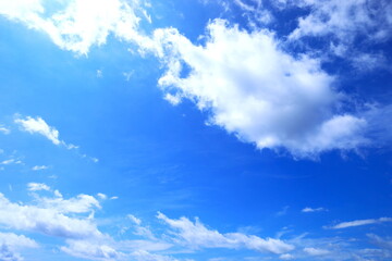 青空に浮かぶ白い雲