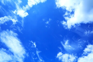 澄んだ青空と白い雲