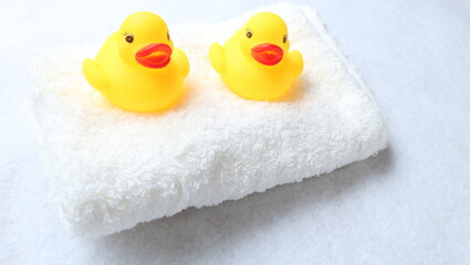 お風呂のアヒルニ匹とタオル親子夫婦カップル