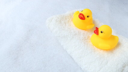 お風呂のアヒルニ匹とタオル