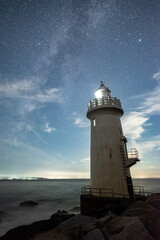 Naklejka premium 灯台と天の川 愛知県