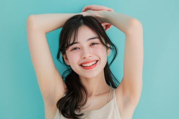 Fototapeta premium 脇を見せている笑顔の日本人女性（脱毛・脇脱毛・医療脱毛・美容脱毛・美容皮膚科）