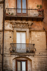 Fototapeta premium Cosenza - Callejón del centro histórico - Pueblo medieval italiano