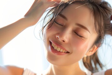 朝の光の中で目を閉じる笑顔の日本人女性（美容・朝活・快眠・睡眠・幸せ・健康）