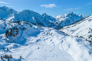 Winter, Schnee und Sonne im Skigebiet Warth-Schröcken am Hochtannbergpaß in Vorarlberg