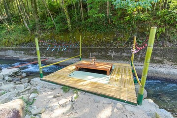 豊田市、風鈴飾りの川床（小渡夢かけ風鈴）