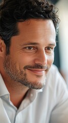 Obraz premium A close-up of a counseling psychologist listening attentively, with a warm smile, creating a connection with the client, light solid color background
