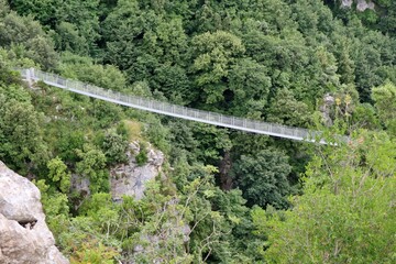 Laviano - Ponte tibetano dalla cima della Rupe dell'Olivella