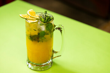 mojito gigante en mesa verde