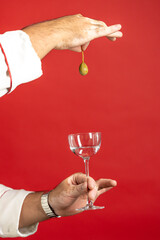 copa marinera en fondo rojo con aceituna