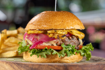 cocktail con pia asada y carne