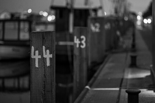 Die Dalben am Hafen von B&uuml;sum