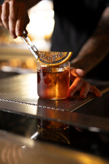 cocktail con naranja arriba