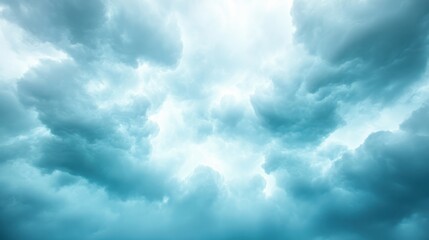 Obraz premium The sky is filled with clouds and the sun is shining through them