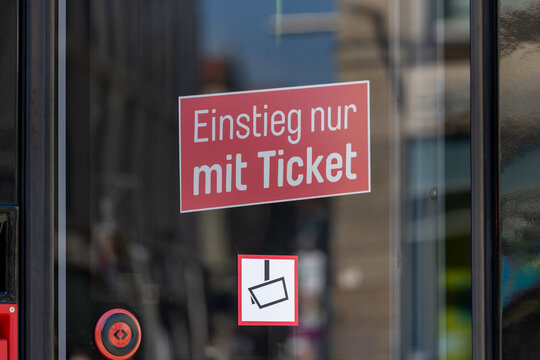 Nahaufnahme eines Schildes an einer Stra&szlig;enbahn in Erfurt mit der Aufschrift &bdquo;Einstieg nur mit Ticket&ldquo;. Das Schild weist darauf hin, dass der Zugang nur mit g&uuml;ltigem Fahrschein gestattet ist. 