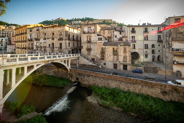 Fototapeta premium Cosenza - Callejón del centro histórico - Pueblo medieval italiano