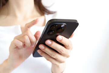スマホを使う女性の手元