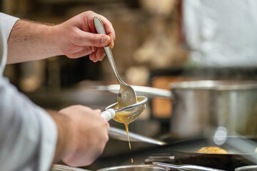 Cuisinier en train de préparer une sauce