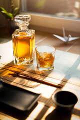 Whisky mit Glas und Eiswürfeln in einer asiatischen atmosphäre