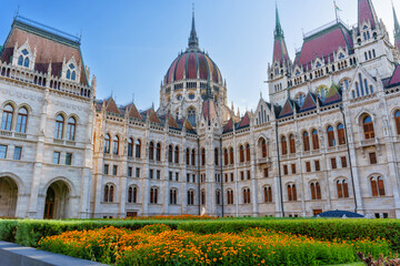 Obraz premium Hungarian Parliament Building with Colorful Flower Bed