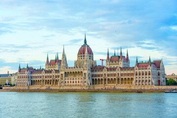 Obraz premium Hungarian Parliament Building at Dusk by the River