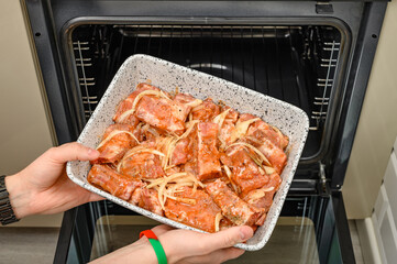 Wykwintne jedzenie, soczyste żeberka wieprzowe wkładane do pieca, długi duszone danie mięsne