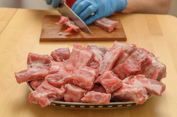 Kroić żeberka wieprzowe na mniejsze kawałki z jedną kością z bliska