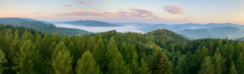 Wschód słońca w górach