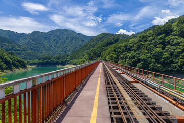 Fototapeta premium 青い湖面に浮かぶ秘境駅