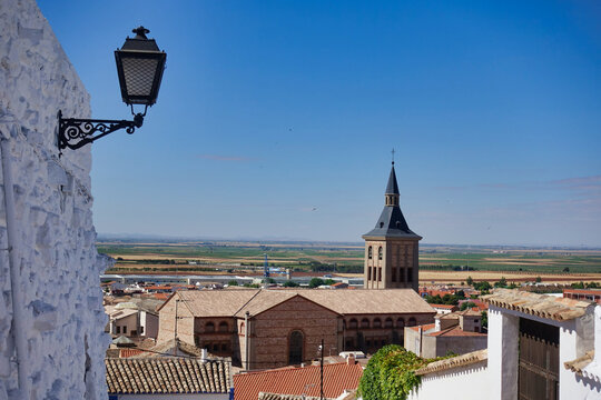 Torre y tejados de pueblo rural