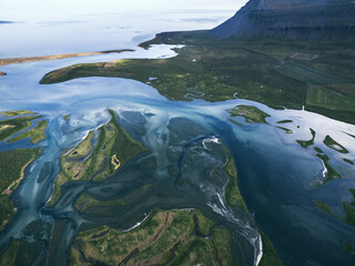 Weiträumiges Flussdelta in das offene Meer von der Vogelperspektive