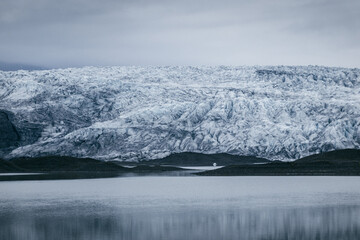 Gletscherzunge von grossem Inlandeis endet vor einem See - Rückzug der Gletscher