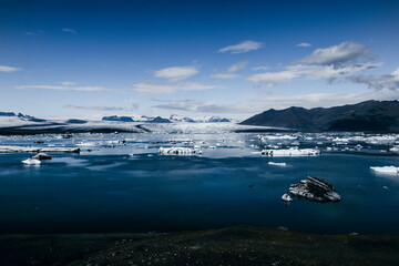 Inlandgletscher endet in einem grossen See, Jökulsárlón in Island auf Meereshöhe - schmelzende Eisschollen treiben im Wasser